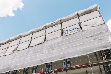 Laikinas stogas daugiabučio rekonstrukcijai Šiauliuose: darbai tęsiasi nepriklausomai nuo oro sąlygų