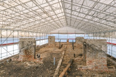 Laikinas stogas ir pastoliai daugiabučio renovacijai Utenoje