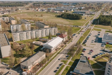 Laikinas stogas ir pastoliai daugiabučio renovacijai Utenoje
