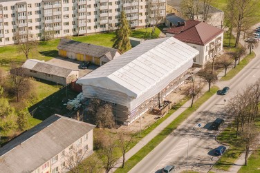 Laikinas stogas ir pastoliai daugiabučio renovacijai Utenoje