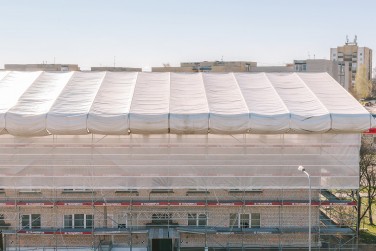 Laikinas stogas ir pastoliai daugiabučio renovacijai Utenoje