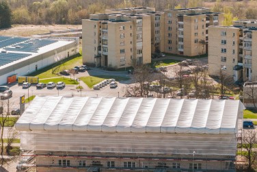 Laikinas stogas ir pastoliai daugiabučio renovacijai Utenoje