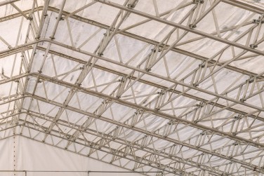 Laikinas stogas ir pastoliai daugiabučio renovacijai Utenoje