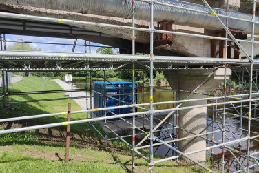 Modulinių pastolių nuoma pėsčiųjų tilto atnaujinimo darbams