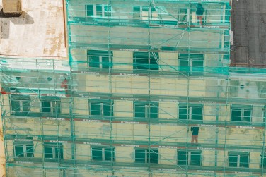 Fasadiniai pastoliai Kauno centrinio pašto rūmų rekonstrukcijai
