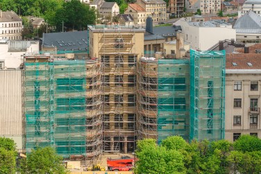 Fasadiniai pastoliai Kauno centrinio pašto rūmų rekonstrukcijai