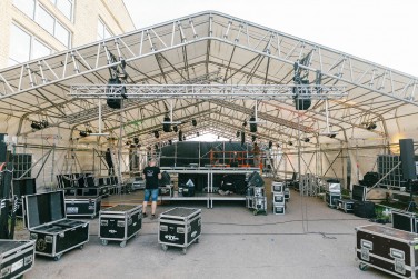 Laikinas stogas reivo vakarėlio erdvei
