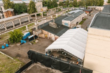 Laikinas stogas reivo vakarėlio erdvei