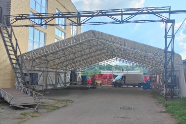 Laikinas stogas reivo vakarėlio erdvei