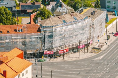 Fasadinių ir modulinių pastolių sprendimas daugiabučiui