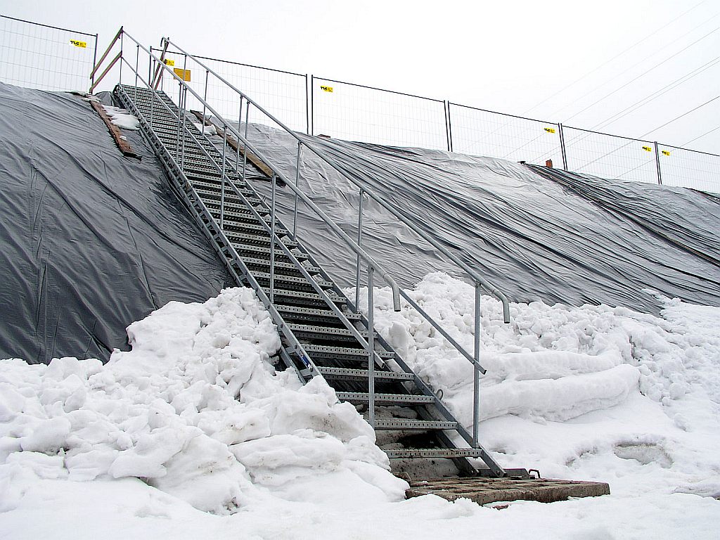 Laikini laiptai statybų aikštelėje žiemos laikotarpyje