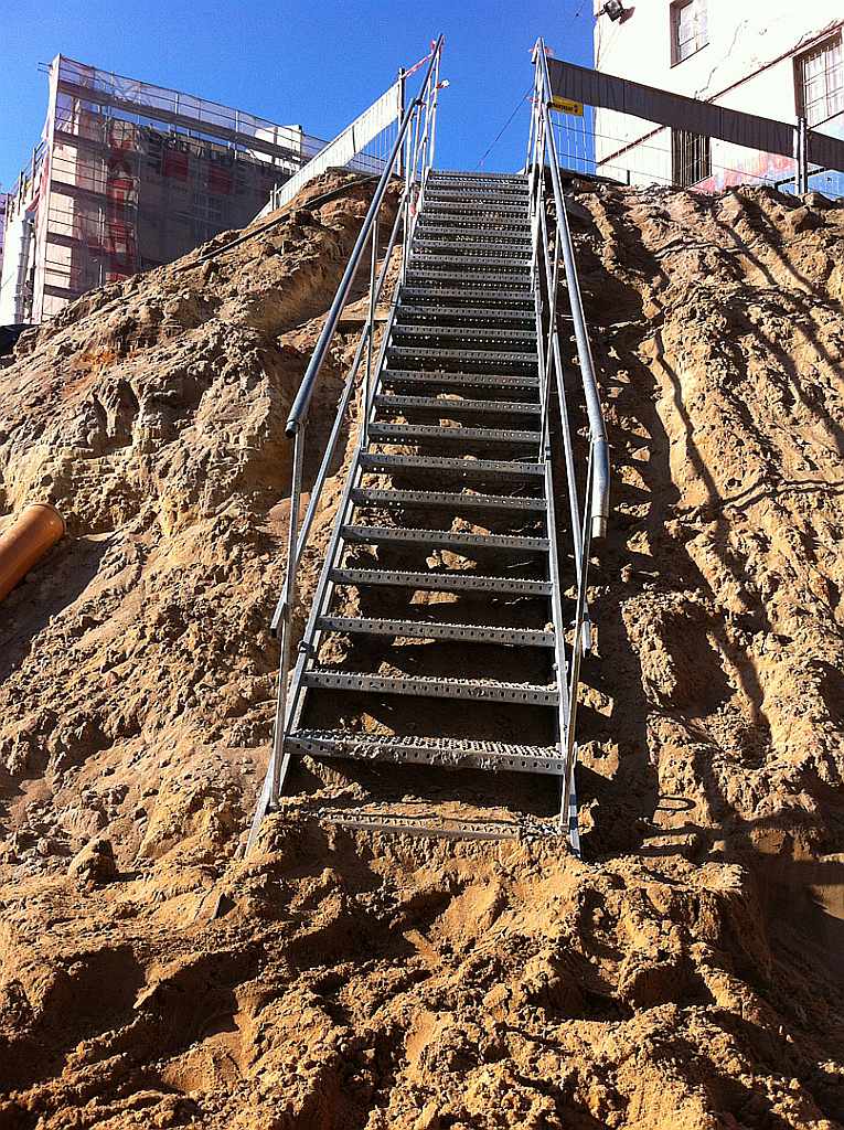 Metaliniai laikini laiptai statybų aikštelėje